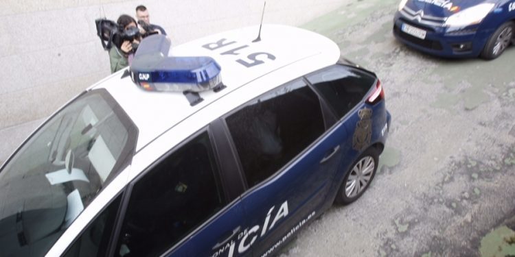 Trifulca con tres detenidos en un bar de Vigo durante una redada policial