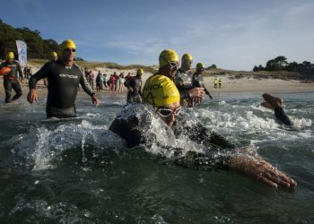 Hugo Ribeiro y Rebeca Santos, los más rápidos en unir a nado Cíes y Baiona