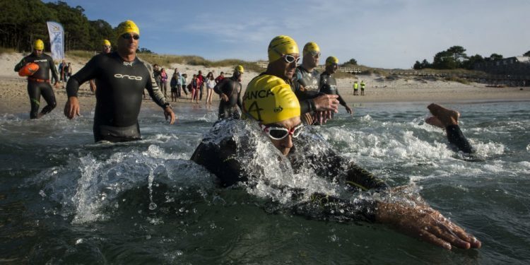Hugo Ribeiro y Rebeca Santos, los más rápidos en unir a nado Cíes y Baiona