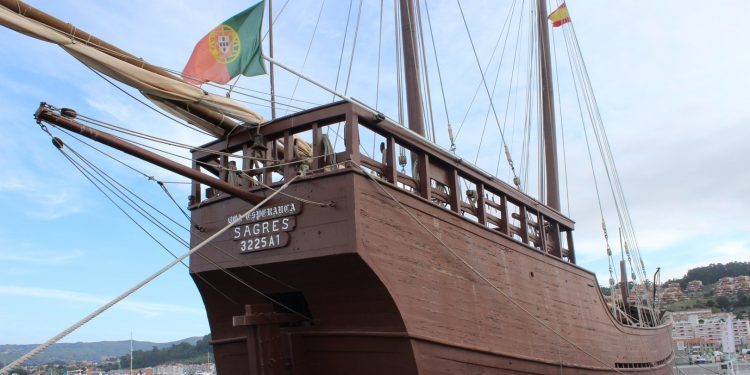 La carabela «Boa Esperança» hace una parada técnica en Baiona