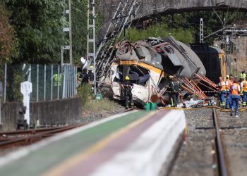 Diez pasajeros siguen ingresados y la Policía pide huellas a Portugal y EEUU