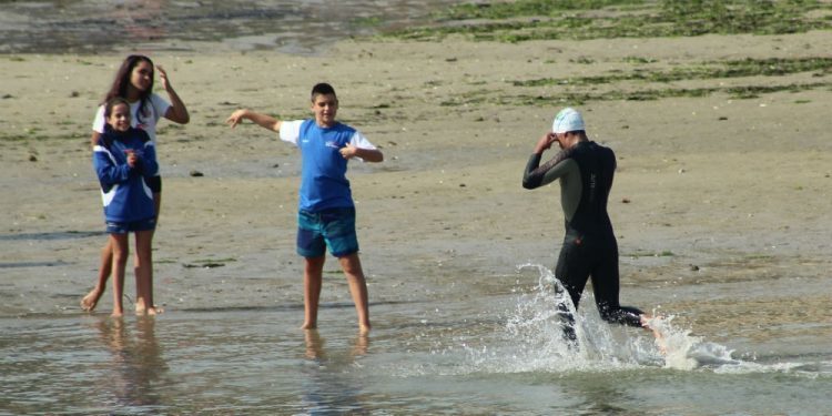 Adrián Bouza y Eva Estévez estrenan el palmarés de la Travesía a Nado de la ETEA