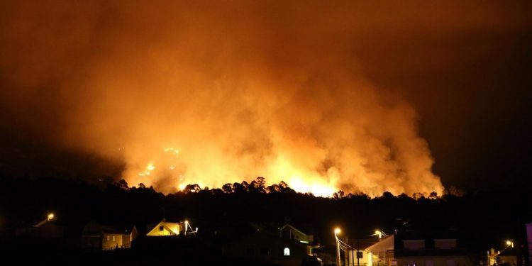 Alerta durante toda la noche en Vincios por un incendio en el Galiñeiro