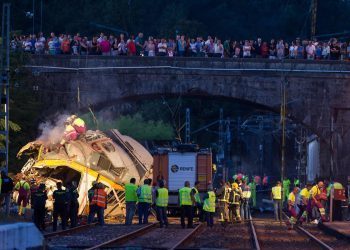 Un centenar de personas trabajan para desguazar el Tren Celta y retirar los vagones