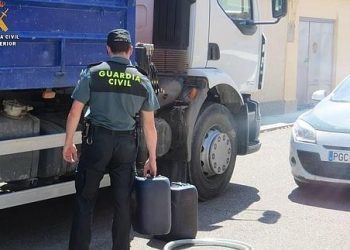La Guardia Civil sorprende a un vecino de A Cañiza sustrayendo gasoil del depósito de un camión