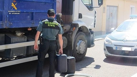 La Guardia Civil sorprende a un vecino de A Cañiza sustrayendo gasoil del depósito de un camión