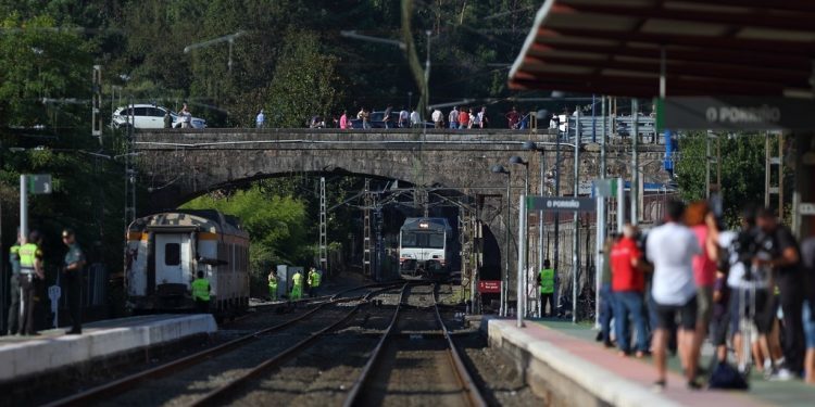 El tren Vigo-Valença reabre la circulación en la estación de O Porriño