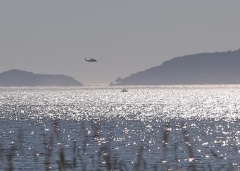 Una mancha de gasoil en Cangas moviliza a Salvamento y Gardacostas