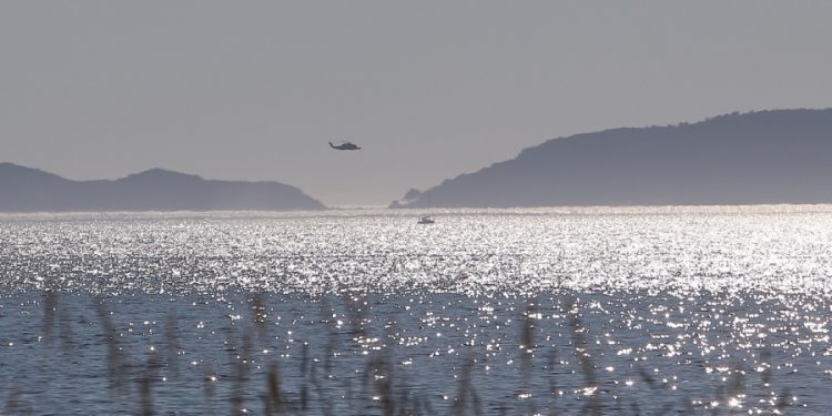 Una mancha de gasoil en Cangas moviliza a Salvamento y Gardacostas