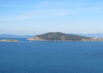 Ilesa la tripulación de una embarcación que se incendió en Monteferro