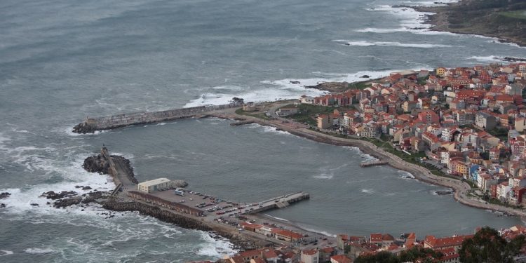 Una mariscadora, herida en A Guarda al recibir un golpe de mar