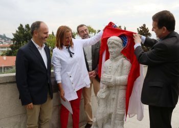 Unha escultura de Balbino prolonga a homenaxe a Neira Vilas