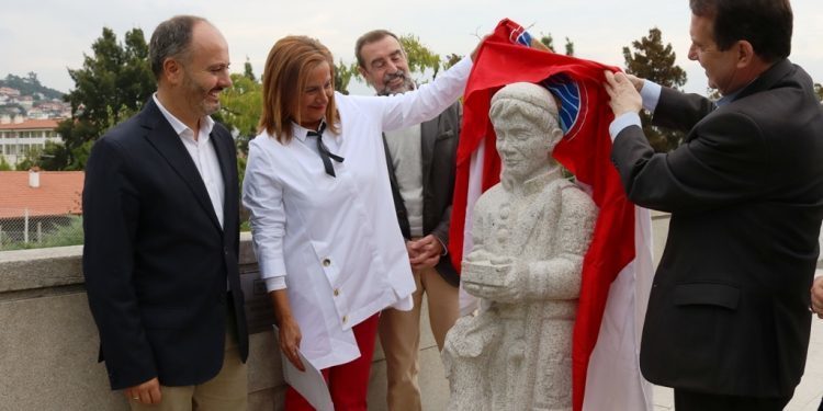Unha escultura de Balbino prolonga a homenaxe a Neira Vilas