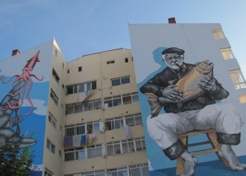 El océano «salta» a los muros de Torrecedeira