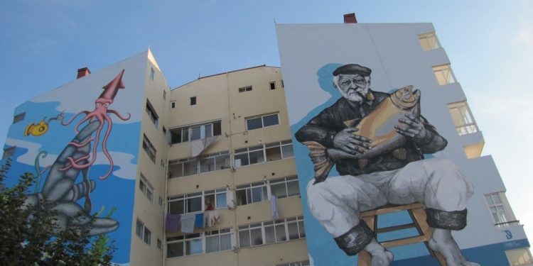 El océano «salta» a los muros de Torrecedeira