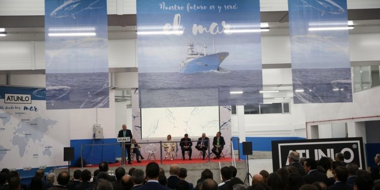 La mayor base logística atunera de Europa abre en Beiramar
