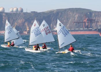 La flota gallega de Optimist desembarca en Gijón