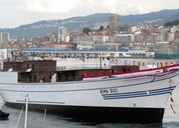 La joya de la Armada de Indonesia se bautiza en aguas de Vigo