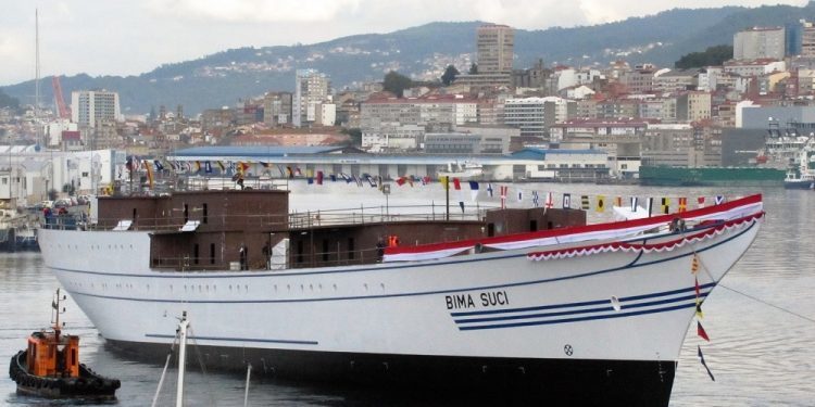 La joya de la Armada de Indonesia se bautiza en aguas de Vigo