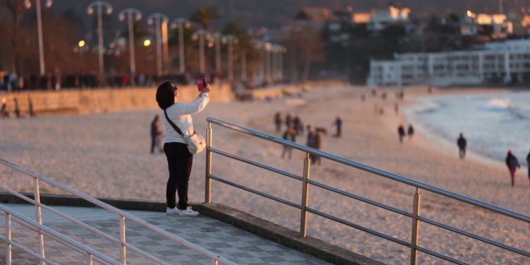 Aparece entre las algas en Samil un trozo de un fémur humano