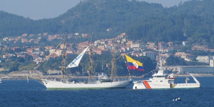 La Armada Nacional de Colombia luce en la Ría de Vigo