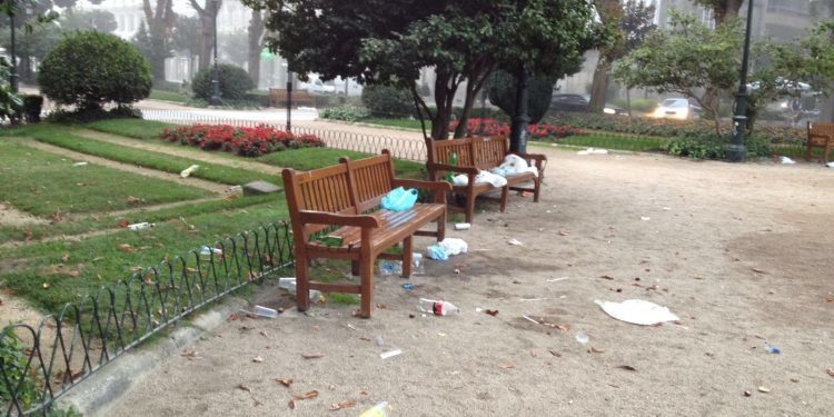 El PP pide erradicar el botellón de la Praza de Compostela