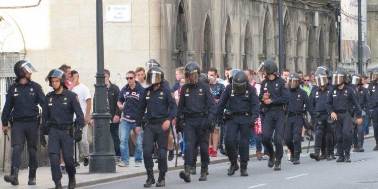 Fuerte dispositivo policial para trasladar a los aficionados del Ajax a Balaídos