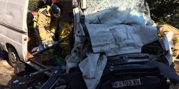 Un joven muere en Redondela al chocar una furgoneta y un camión