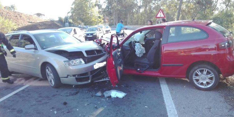 Cuatro heridos tras una colisión frontal en Vincios