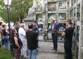 Ofrenda floral a Carlos Casares por mostrar a beleza do galego