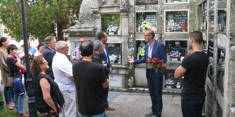Ofrenda floral a Carlos Casares por mostrar a beleza do galego