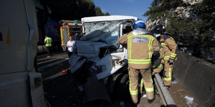 Bomberos de Galicia denuncian que el 112 ya no coordina: “Desde Fandicosta solo avisa para que nos arreglemos nosotros”