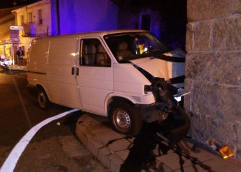 Un conductor muere en A Cañiza al chocar su furgoneta contra una vivienda