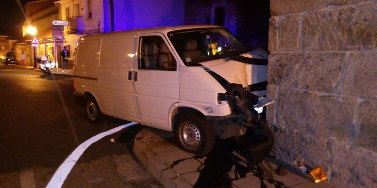 Un conductor muere en A Cañiza al chocar su furgoneta contra una vivienda