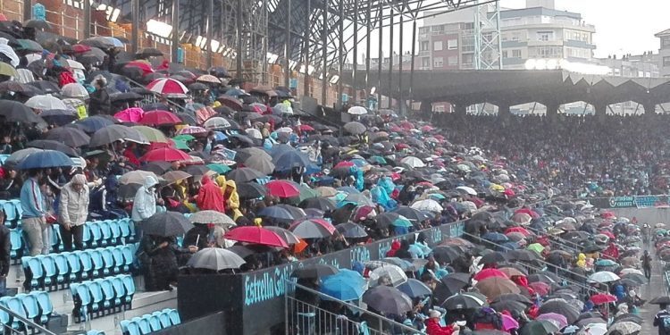 Mojadura en Tribuna y gritos «chinos» de la afición coruñesa