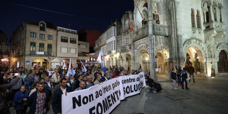 O Porriño se echa a la calle contra el paso a nivel