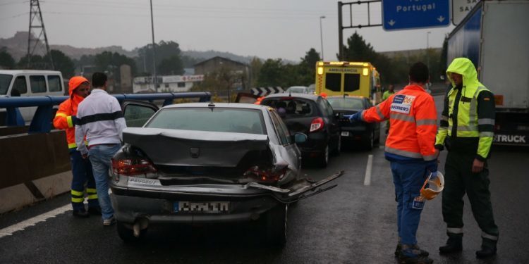 Al menos diez heridos en una colisión con cinco vehículos en As Gándaras