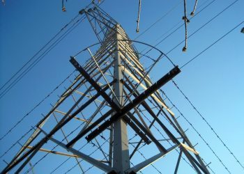 Herido grave al sufrir una descarga cuando trepaba por una torreta eléctrica en Mos