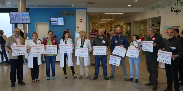 Concentracións nos hospitais de Vigo en demanda da regularización de vacantes