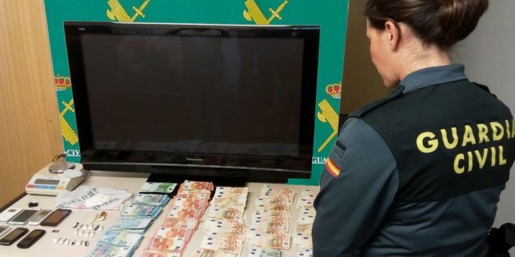 La operación “Tragaperras” interviene 7.000 euros y cocaína en Nigrán