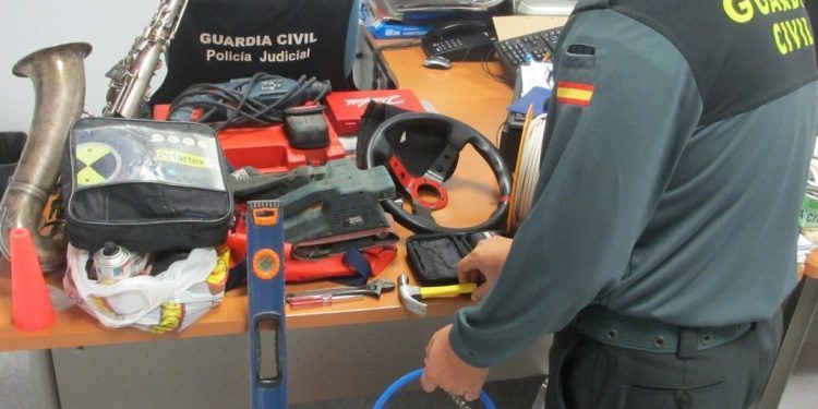 Detenidos por robar en 30 coches en Ponteareas, Porriño y Mos con el método del «cordel»