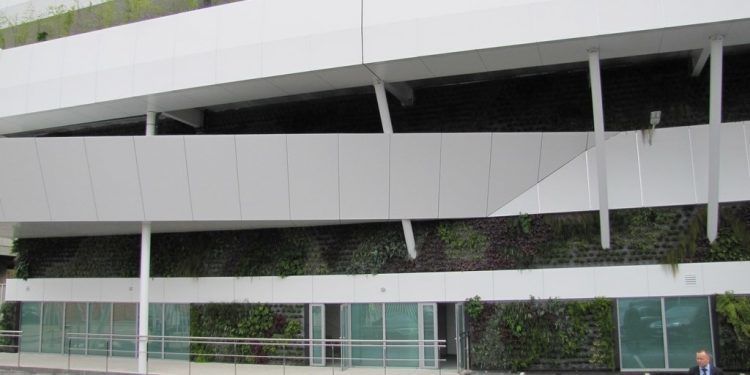 PSA Vigo inaugura su nuevo aparcamiento en altura con la mayor fachada vegetal de Europa