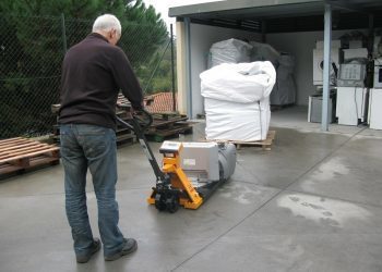 Unha transpaleta pesadora mellora o Punto Limpo de Nigrán