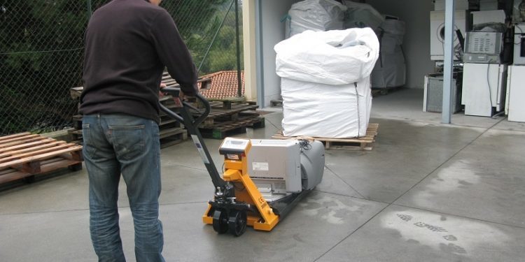 Unha transpaleta pesadora mellora o Punto Limpo de Nigrán