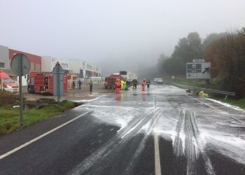 Contienen con barreras el vertido de gasóleo en la colisión de la carretera de Os Valos