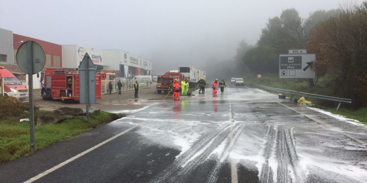 Contienen con barreras el vertido de gasóleo en la colisión de la carretera de Os Valos