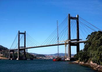 La Guardia Civil evita que un hombre se precipite al vacío desde el Puente de Rande