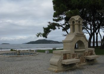 Praia América recupera a súa fonte xunto coa mellora do paseo