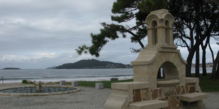 Praia América recupera a súa fonte xunto coa mellora do paseo
