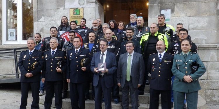 Os colectivos moteiros réndense a Vigo
